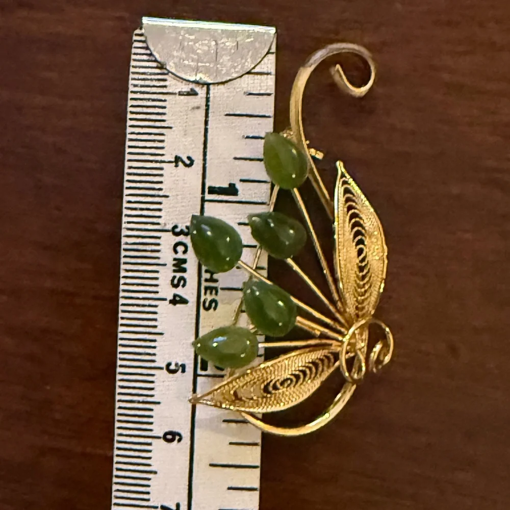 Natural nephrite jade gold tone leaf brooch - Picture 6 of 6